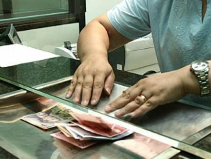 Un român are credite la 16 bănci. Şi le plăteşte la zi pe toate!
